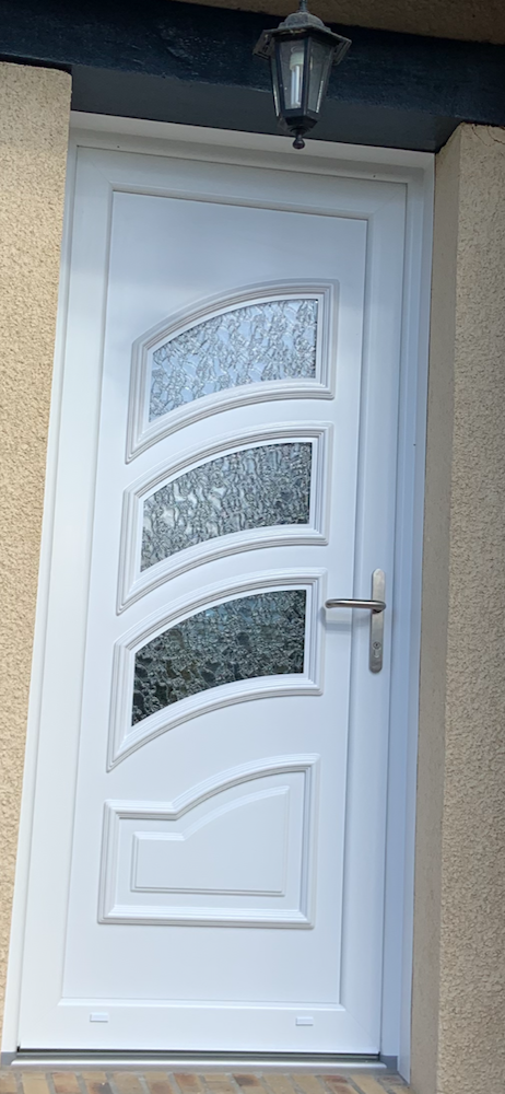 Pose d'une porte d’entrée en PVC blanc à Pont de L’arche (proximité Rouen)