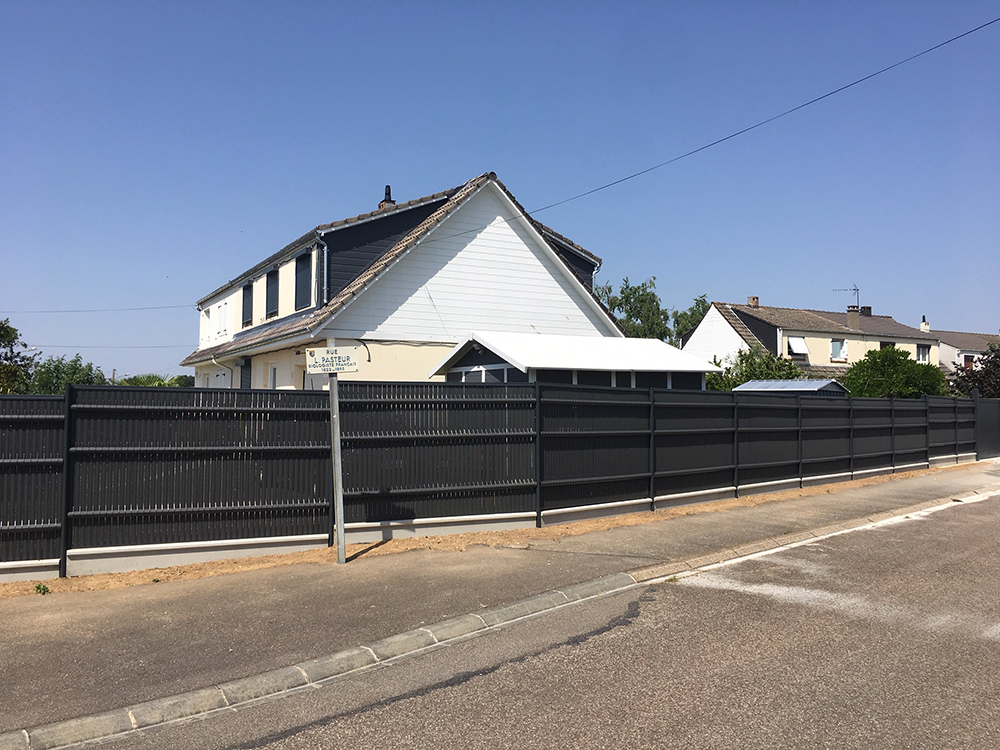 Pose d’une clôture sur muret avec lames brise vue